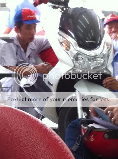 Cần bán xe pcx màu trắng đăng ký tháng 8/2011